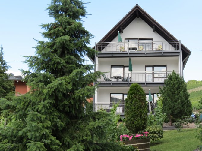 Haus Berghof mit Blick zum Balkon der FEWO Moselpanorama Nr 7  im 1. Obergeschoss