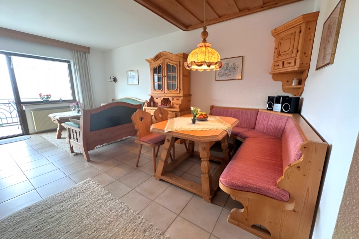 Wohnzimmer mit großem Balkon der FEWO Moselpanorama NR 7