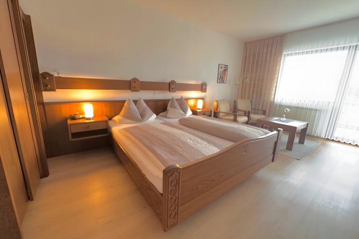 gemütliches Schlafzimmer mit Sitzgelegenheit /TV und Balkon der FEWO Moselpanorama NR 7