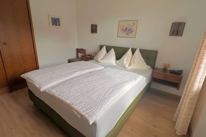 2. Schlafzimmer der FEWO Moselpanorama NR 7
mit Boxspringbett