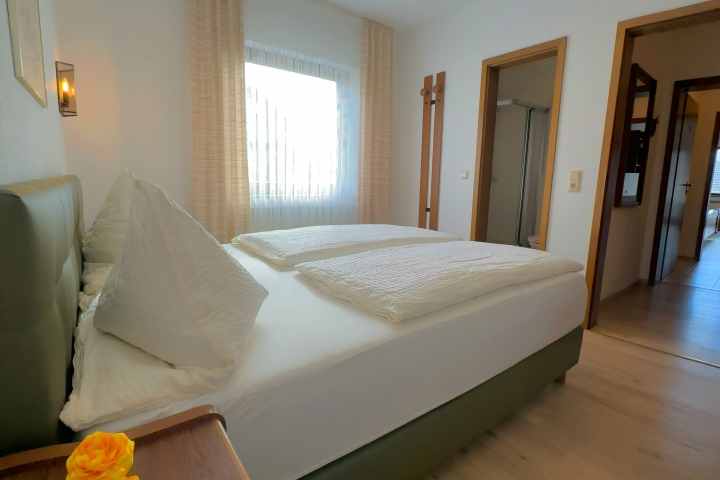 2. Schlafzimmer der FEWO Moselpanorama NR  7
mit eigener DU/WC