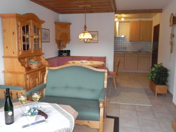 Blick vom Balkon zum Wohnzimmer der FEWO Moselpanorama NR 7