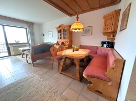 Wohnzimmer mit großem Balkon der FEWO Moselpanorama NR 7