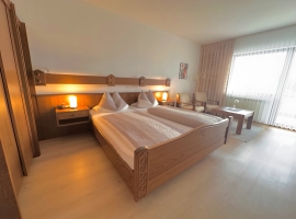 gemütliches Schlafzimmer mit Sitzgelegenheit /TV und Balkon der FEWO Moselpanorama NR 7