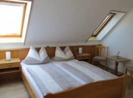 gemütliches Doppelbett Schlafzimmer
Taumblick (12)