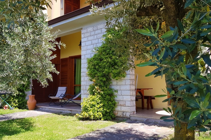 Ferienwohnung mit Eingang und Terasse