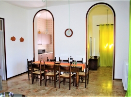 Wohnbereich mit Blick auf die Küche und den Eingangsbereich