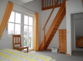 Schlafzimmer mit Treppe in den Spitzboden