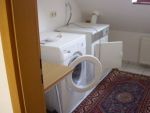 Hauswirtschaftsraum mit Trockner und Waschmaschine