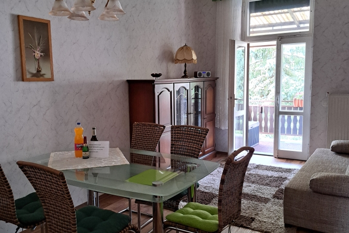 Esszimmer mit Schlafsofa