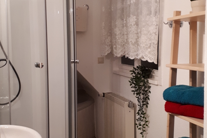 Bad mit Dusche und Wanne