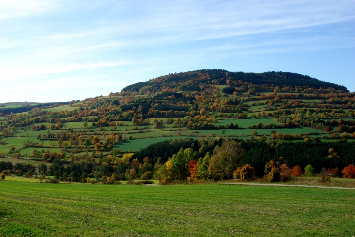 Der Pöhlberg mit 832 m und Berggaststätte ist ein lohnendes Wanderziel.