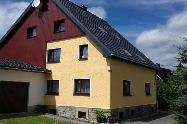 Ihr Feriendomizil - die vier Fenster im Erdgeschoss 
gehören zur Ferienwohnung Bergblick.