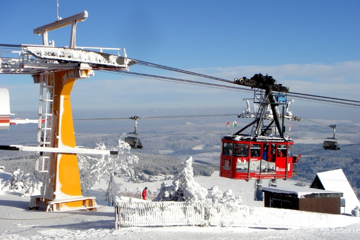 Die Seilbahn in Oberwiesenthal bringt die Gäste auf den Fichtelberg.