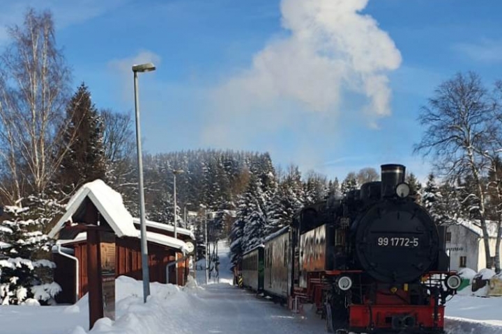 Eine Fahrt mit der Fichtelbergbahn von Neudorf nach Oberwiesenthal - immer wieder schön.