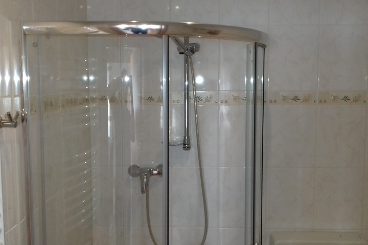 Modernes Badezimmer mit WC und Dusche.