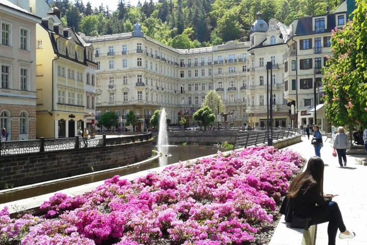 Die Kur- und Bäderstadt Karlovy Vary (Karlsbad) in Tschechien ist nach kurzer Fahrt erreicht. Hier kann man wunderbar flanieren und vieles entdecken.