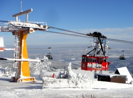 Die Seilbahn in Oberwiesenthal bringt die Gäste auf den Fichtelberg.