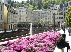 Die Kur- und Bäderstadt Karlovy Vary (Karlsbad) in Tschechien ist nach kurzer Fahrt erreicht. Hier kann man wunderbar flanieren und vieles entdecken.