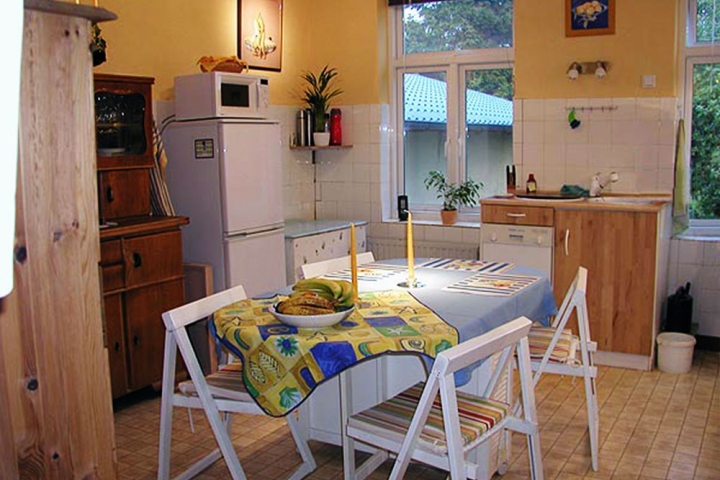 Ferienwohnung im Kaufhaus Angeln | Die Küche „Lilly“ ist eine gemütliche Wohnküche mit allem, was man zum Wohlfühlen braucht.