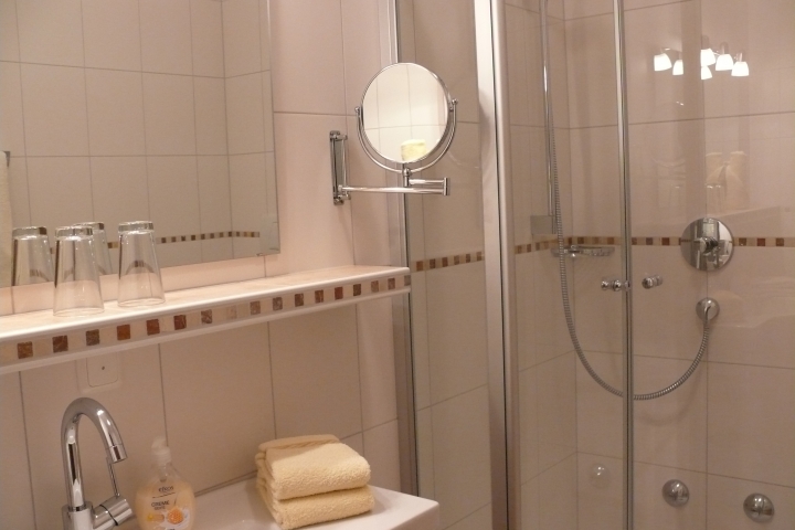 Neues Bad mit XXL-Dusche Typ C 