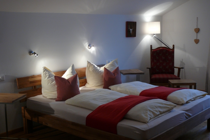 Schlafzimmer mit Einzelbett, TV, Typ 8