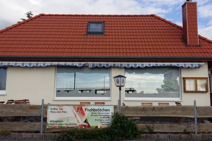 Flotter Fisch am Wieker Hafen
