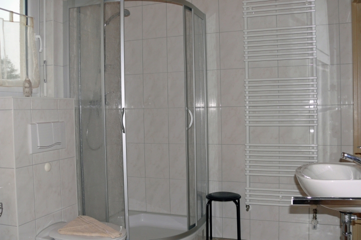 Bad mit Dusche unten