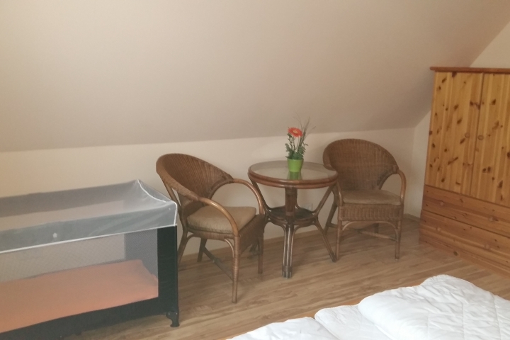 Elterschlafzimmer 1 mit Kinderreisebett 