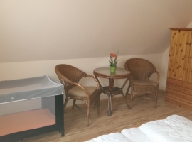 Elterschlafzimmer 1 mit Kinderreisebett 