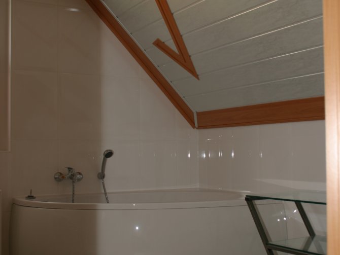 Bad im Dachgeschoss mit Badewanne/Dusche und Toilette