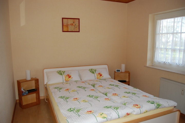 1.Schlafzimmer mit Doppelbett und großem Kleiderschrank.