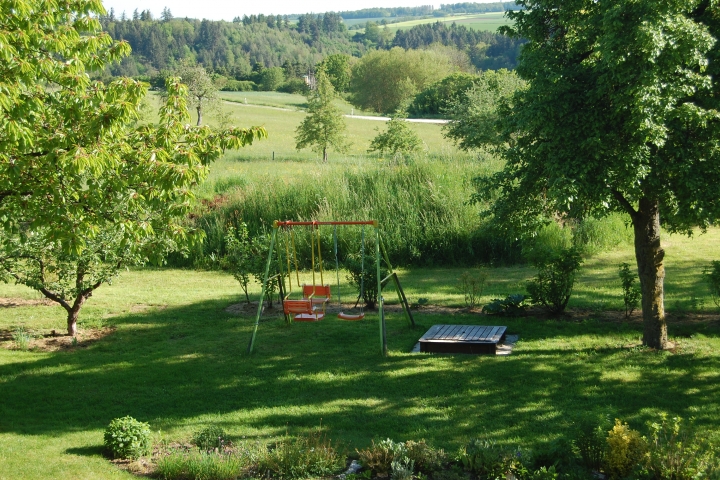 Spielwiese mit Schaukel und Sandkasten, und nur wenige Minuten bis in den Wald