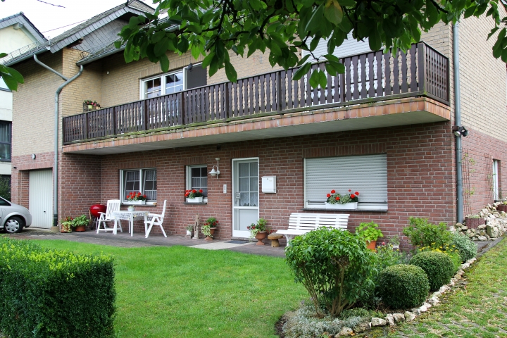 Die Wohnung hat einen ebenerdigen Zugang, mit Garage und Freisitz