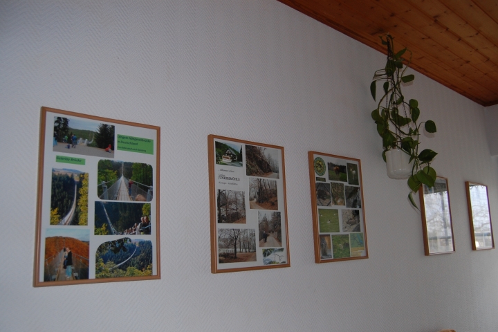 Im Flur Fotos im Rahmen mit Tipps für Ausflüge in der Umgebung.