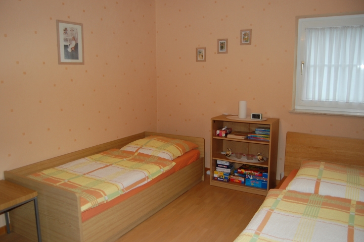 2. Schlafzimmer verfügt über 2 Einzelbetten und Kleiderschrank.