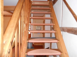Treppenaufgang zu den Schlafzimmern (nicht din-gerecht, aber mit Handlauf für guten Halt...