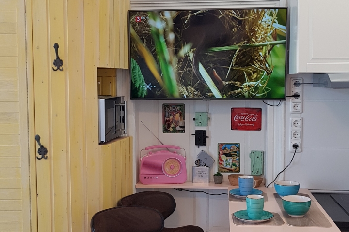 Großer Fernseher, kleiner Eßtisch, großer Schrank