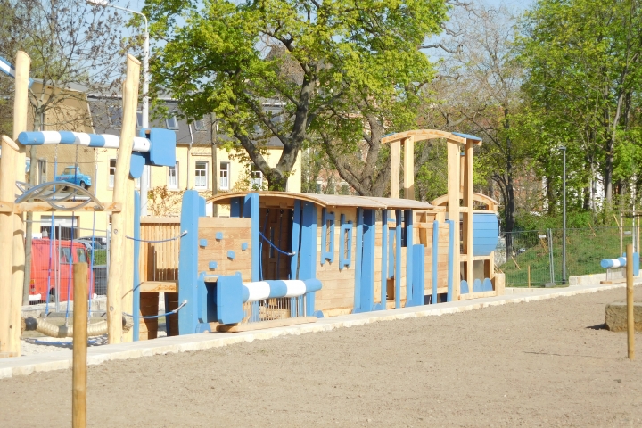 Spielplatz und im Hintergrund sieht man die Stadtflitzerbude