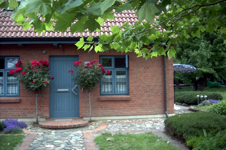 Ferienhaus Sickau | Hauseingangsseite mit PKW-Einstellplatz