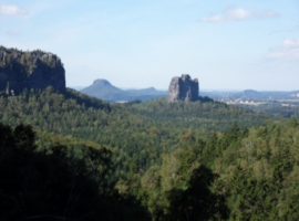 Blick von der Schrammsteinaussicht zu Lilienstein und Falkenstein