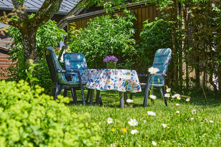 Garten mit gemütlicher Sitzgelegenheit