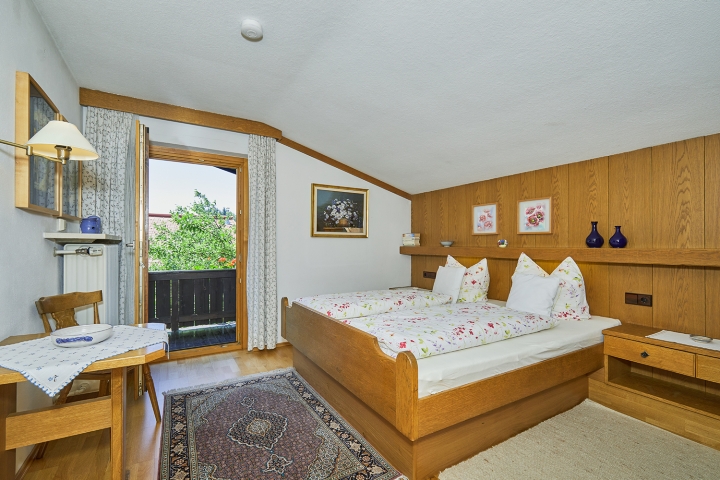 Schlafzimmer mit Zugang zum Westbalkon