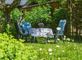 Garten mit gemütlicher Sitzgelegenheit