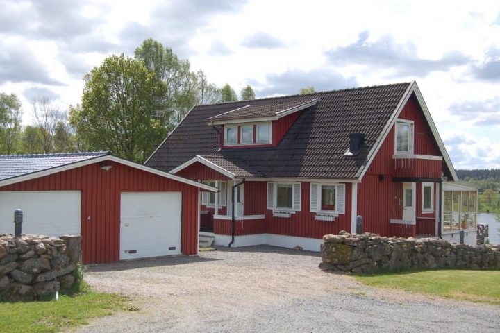 Haus Karlsson mit Garage am Ende einer Sackgasse und auf einer Anhöhe ohne Autoverkehr gelegen.