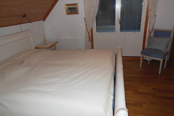 Großes Schlafzimmer mit Balkon