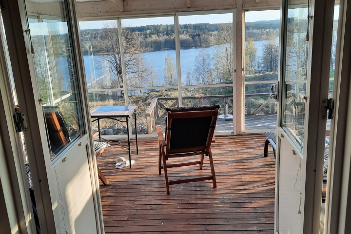 Blick vom Wohnzimmer in den davor liegenden großen Wintergarten