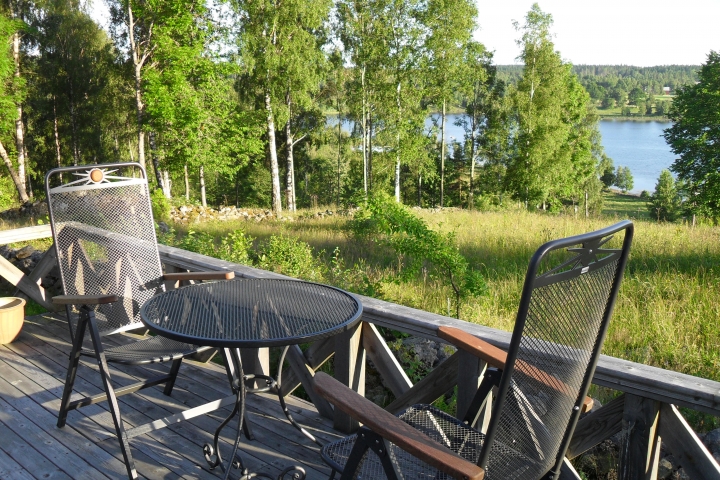 Sehr schöne, große Holzterrasse mit Blick zum See und der Landschaft