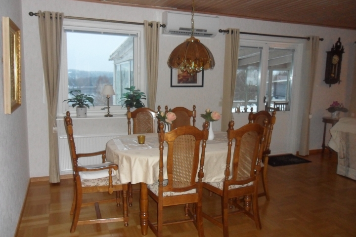 Essgruppe im großen Wohnzimmer mit Seeblick