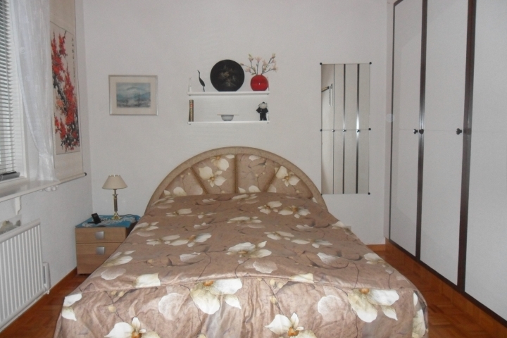 Schlafzimmer im Erdgeschoß mit Doppelbett 1,50 m x 2,00 m